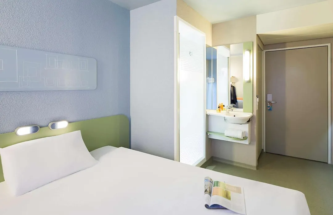 Ibis Budget Zurich Airport-1
